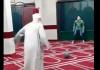 بالفيديو..ضجة بعد تداول مقطع فيديو لإمام يلعب الكرة مع أطفال داخل مسجد